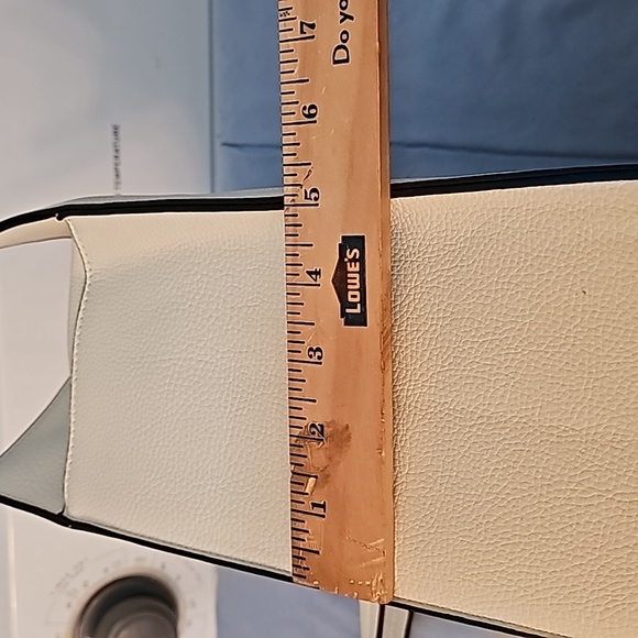 BCBG Paris Shoulder Purse with extra long strap. Zippered closure, Cream color. - Picture 11 of 11